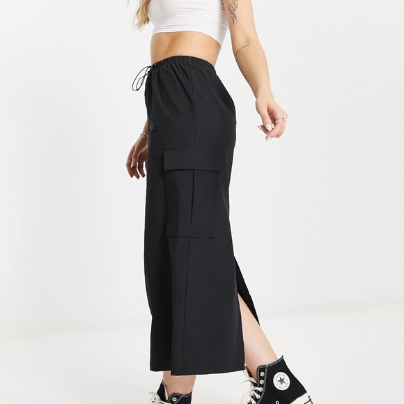 Pull&Bear parachute cargo midaxi skirt in black with toggle detail - Picture 4 of 7